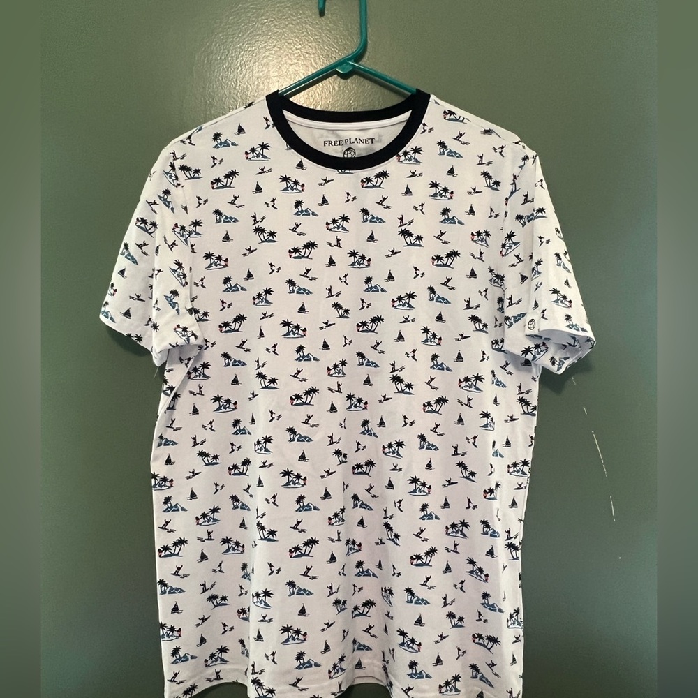 Free Planet t shirt with sail boats and surfers M